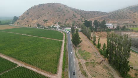 Carretera-Con-Autos-E-Incluso-Junto-A-Un-Viñedo-En-Calera-De-Tango-Chile.