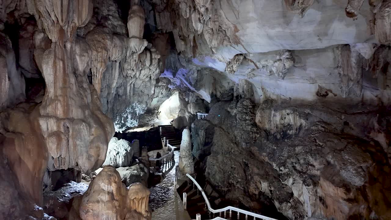 A caverna Tham Chang exibe formações rochosas naturais e um caminho com grades no Laos