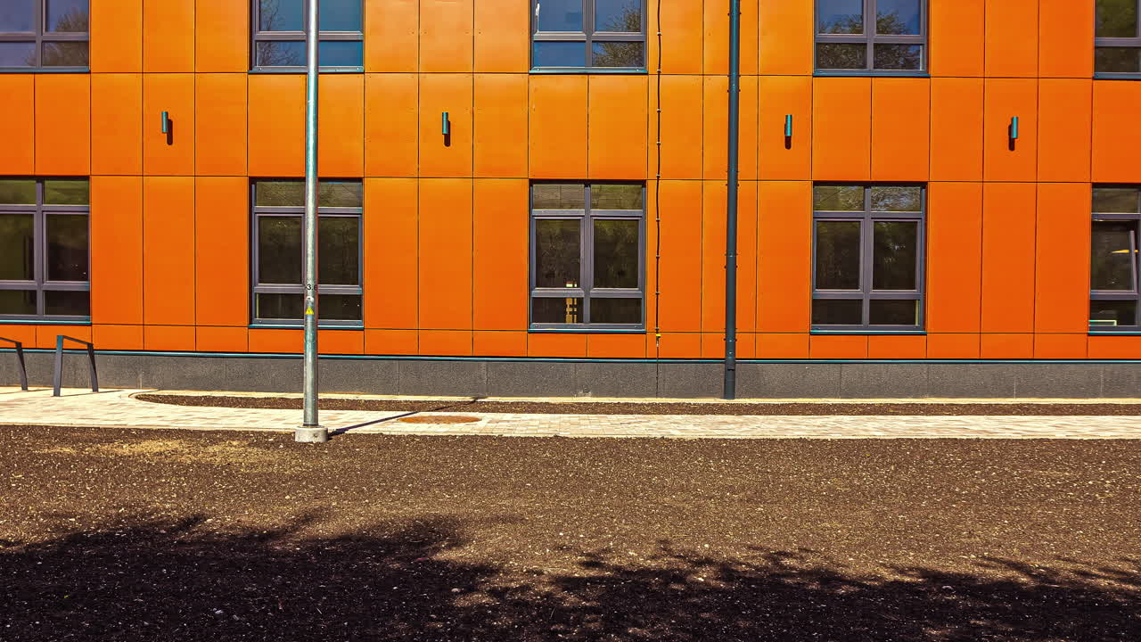 casa contenedor de madera temporal improvisada campus de la escuela de verano