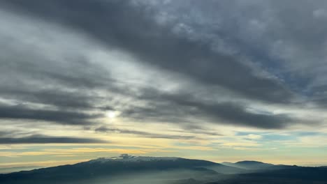 vista aérea desde una cabina de jet del majestuoso pico mulhacén en granada, españa, en un frío y dramático día de invierno