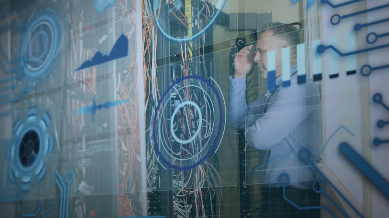 animación de la interfaz con el procesamiento de datos sobre un ingeniero caucásico que trabaja en la sala de servidores