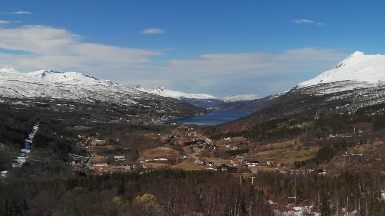 antena panorámica en cámara lenta de un impresionante valle en noruega