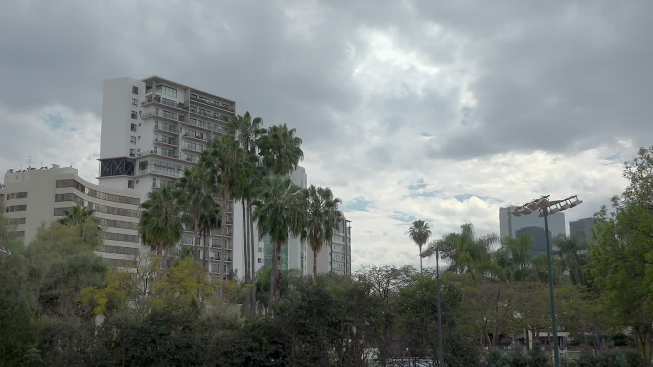 time-lapse filmado en guadalajara, méxico en un día nublado