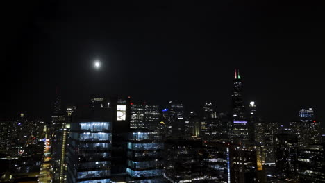 vista aérea de la luna llena sobre el mercado de fulton y el horizonte, noche en chicago