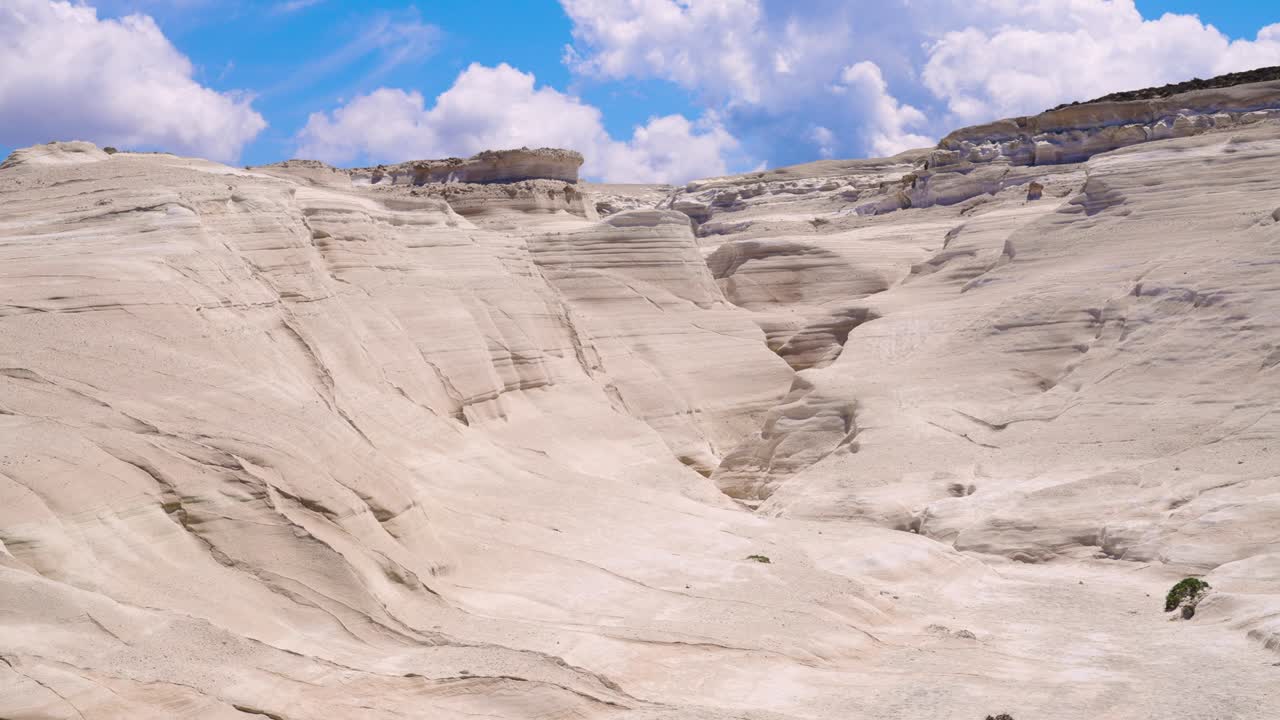 rocas volcánicas blancas y arena en la playa de sarakiniko en la isla de milos, cícladas, grecia