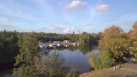 Motorboote-Segelboote-Im-Hafen