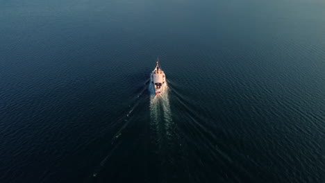 vuelo de drones sobre el lago leman desde vevey, con el transbordador que va a la frontera francesa y apunta a las montañas