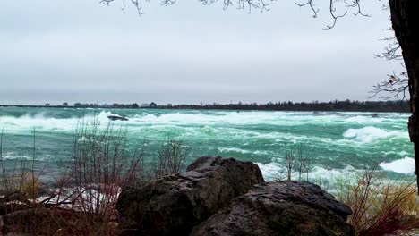 Beautiful-view-of-Niagara-River-from-the-three-sisters-islands