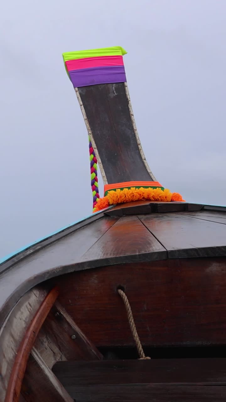 el barco de cola larga se acerca a las exuberantes islas de krabi.