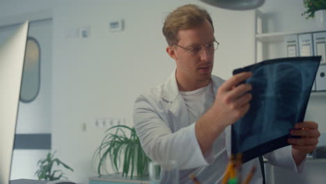 médico diagnosticando en línea chequeando pulmones rayos x de cerca. terapeuta usando computadora