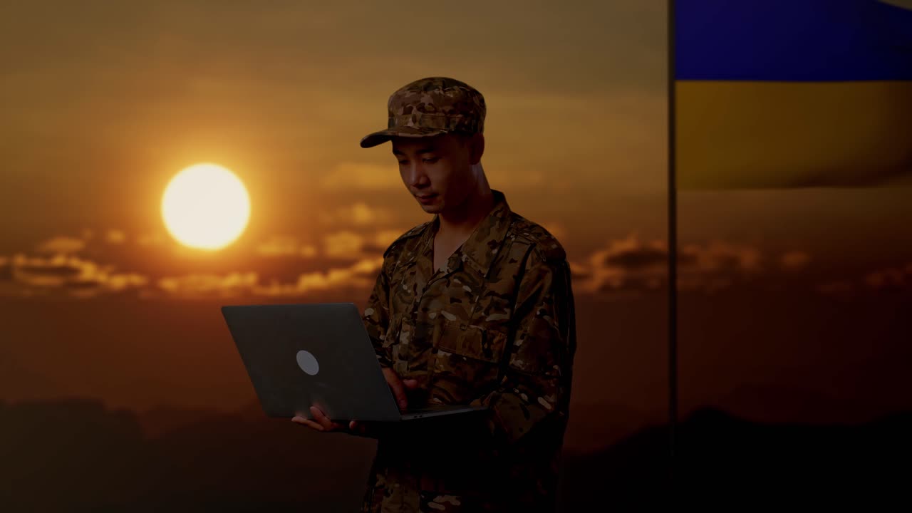 Personale militare che lavora al laptop al tramonto