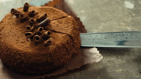 un primer plano de un pedazo de pastel con un cuchillo en cámara lenta.