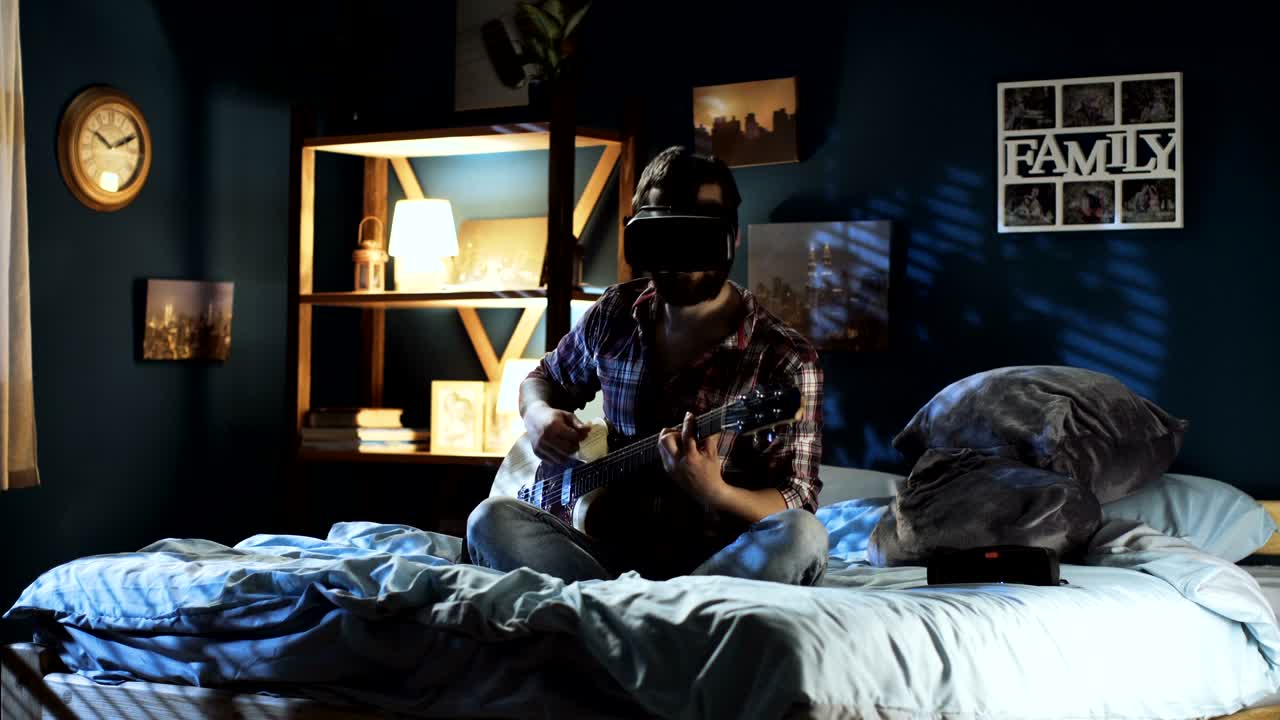 hombre tocando la guitarra con gafas vr