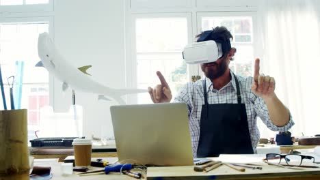 artesano usando auriculares de realidad virtual 4k