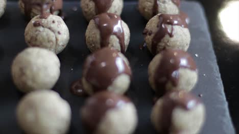 bolas de chocolate dulce caseras cubiertas de chocolate derretido