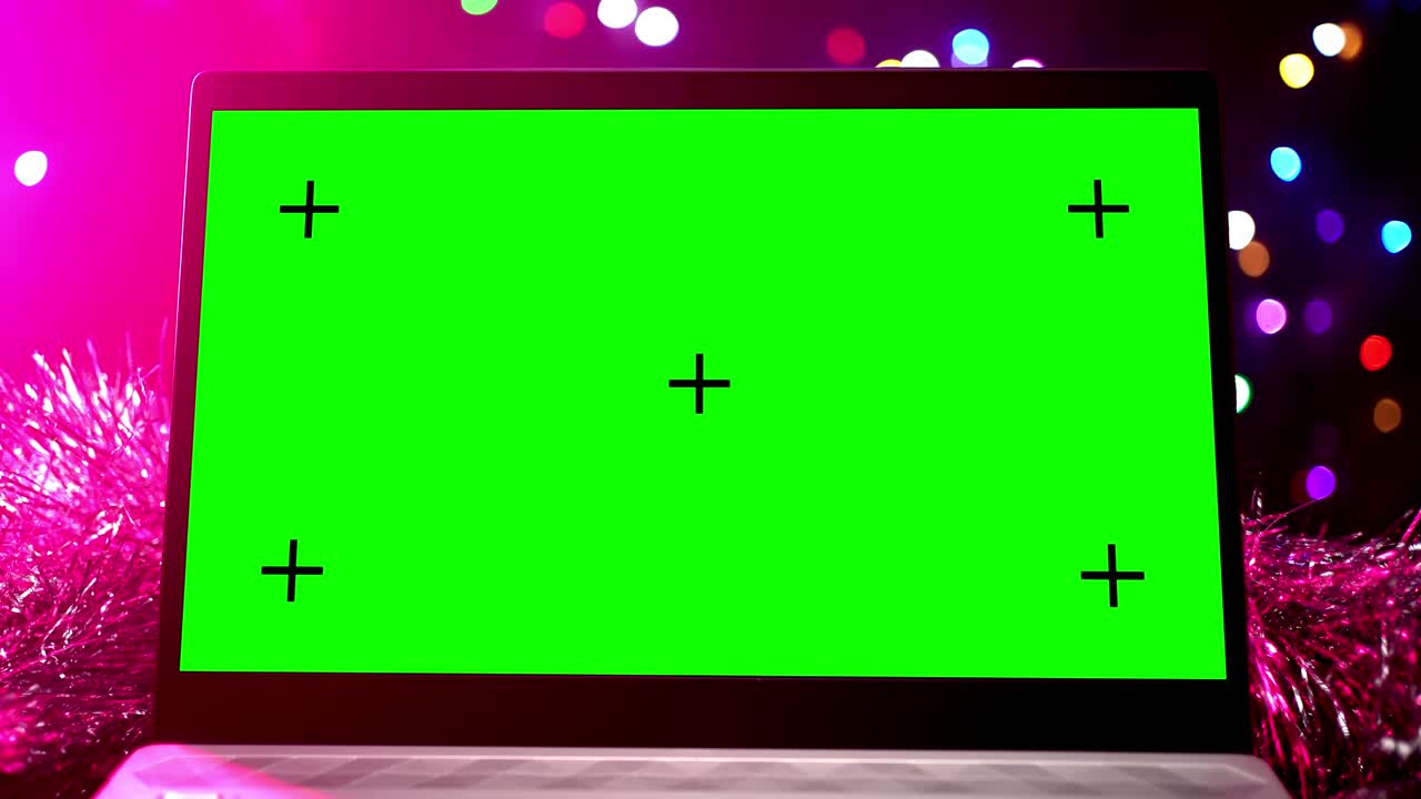 portátil con fondo de pantalla verde guirnaldas brillantes y decoraciones de año nuevo