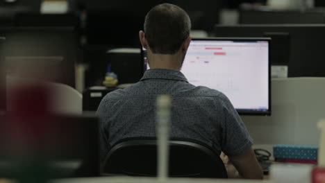 hombre trabajando solo en su computadora en la oficina