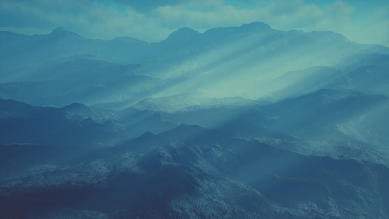 majestuosas montañas en la niebla