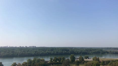 Vista-Panorámica-De-La-Confluencia-De-Los-Ríos-Sava-Y-Danubio-En-Belgrado-Desde-La-Fortaleza-De-Kalemegdan-En-4k