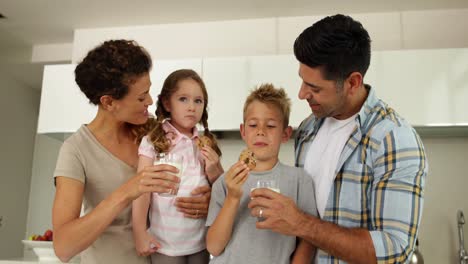 Kinder-Trinken-Milch-Und-Kekse-Mit-Ihren-Eltern