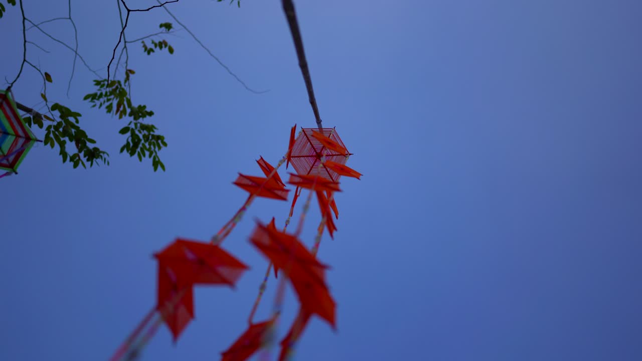 푸른 하늘을 배경으로 한 은 3 조각의 대나무 코어에 싸여있는 섬유 작업에 대한 용어입니다. 아름다움을 더하기 위해 다른 색의 섬유를 사용하십시오.