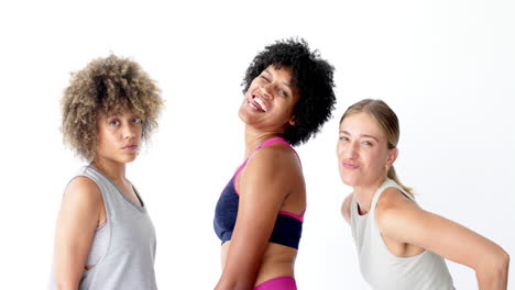 tres mujeres posando lúdicamente con fondo blanco