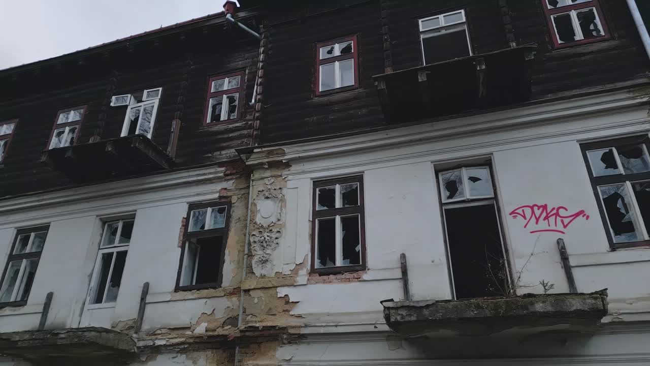 Facciata fatiscente dell'hotel termale abbandonato del sanatorio di Jánske Koupele