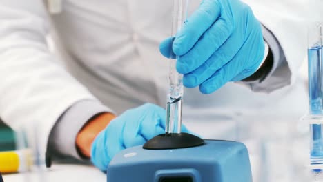 científico que lleva a cabo un experimento