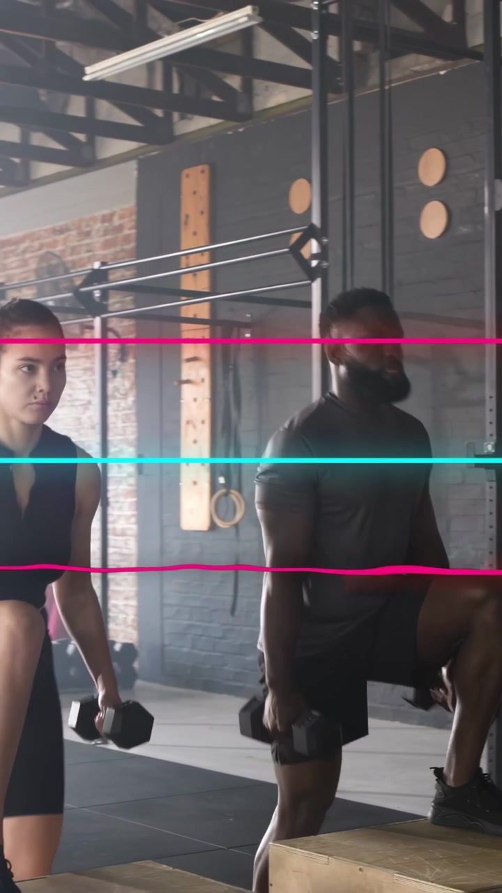Vertical video: Gym pair holding weights placing foot on box driving knee upward amid guide lines