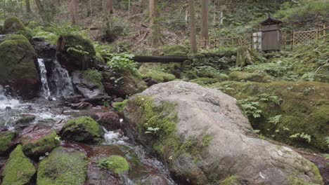 Japonés-Zen-Agua-Mineral-Cascada-Verde-Pacífico-Bosque-Valle-Tentokuji-Japón-Paisaje