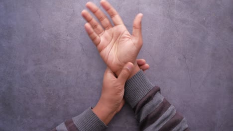 hombre que sufre dolor en la mano de cerca