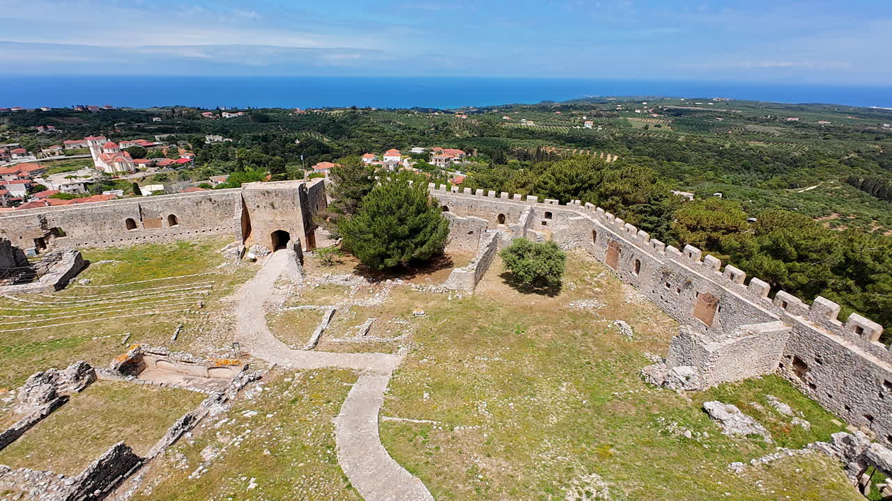 Museo del Castello di Chlemoutsi a Kastro Killinis, Grecia, con paesaggio panoramico e costa, vista aerea.