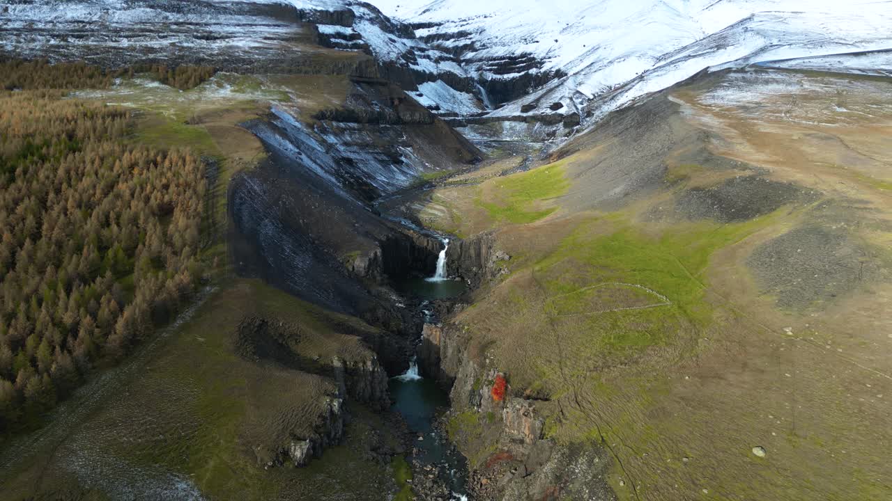 hermoso paisaje de cascadas dobles apiladas en la ladera de la montaña de islandia, aérea