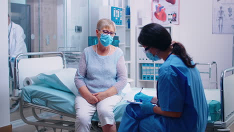 krankenschwester befragt ältere patienten