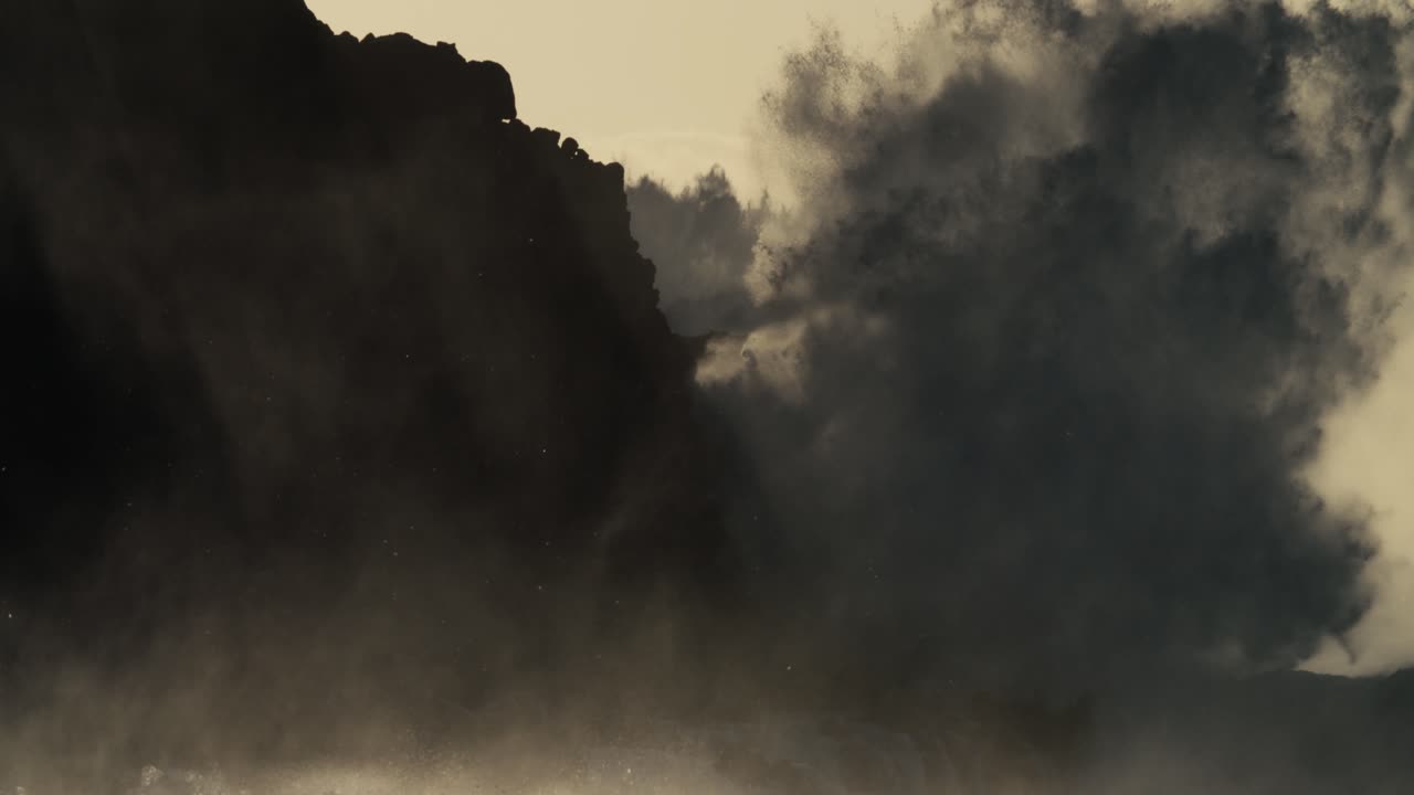 거대한 파도가 슬로우 모션으로 바위가 많은 해안으로 구르고 충돌합니다 3