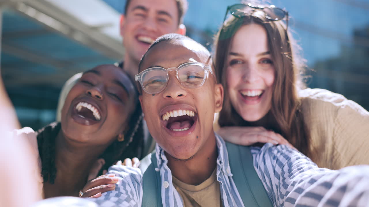 Studenti, risata e selfie di amici