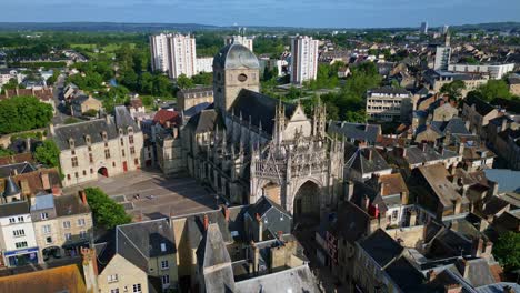 movimiento aéreo suave hacia los lados alrededor de la basílica de notre-dame d'alencon, alencon, orne, francia