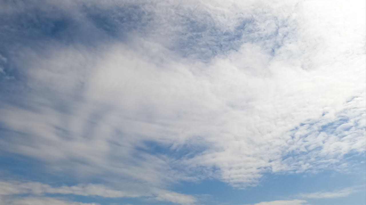 White spindrift cloudscape covering the summer skies. Lovely view of light clouds in the horizon. Timelapse.