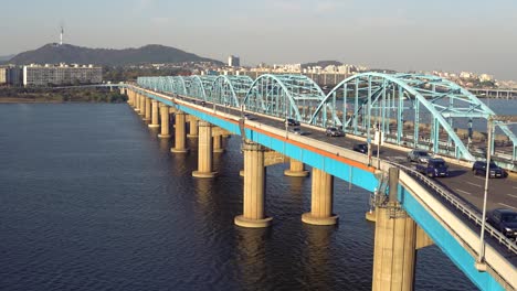 vue sur le pont dongjak qui relie les parties nord et sud de séoul et possède également la route du métro