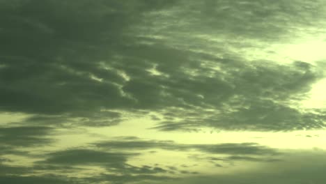 4k timelapse del amanecer que se rompe sobre un cielo nublado