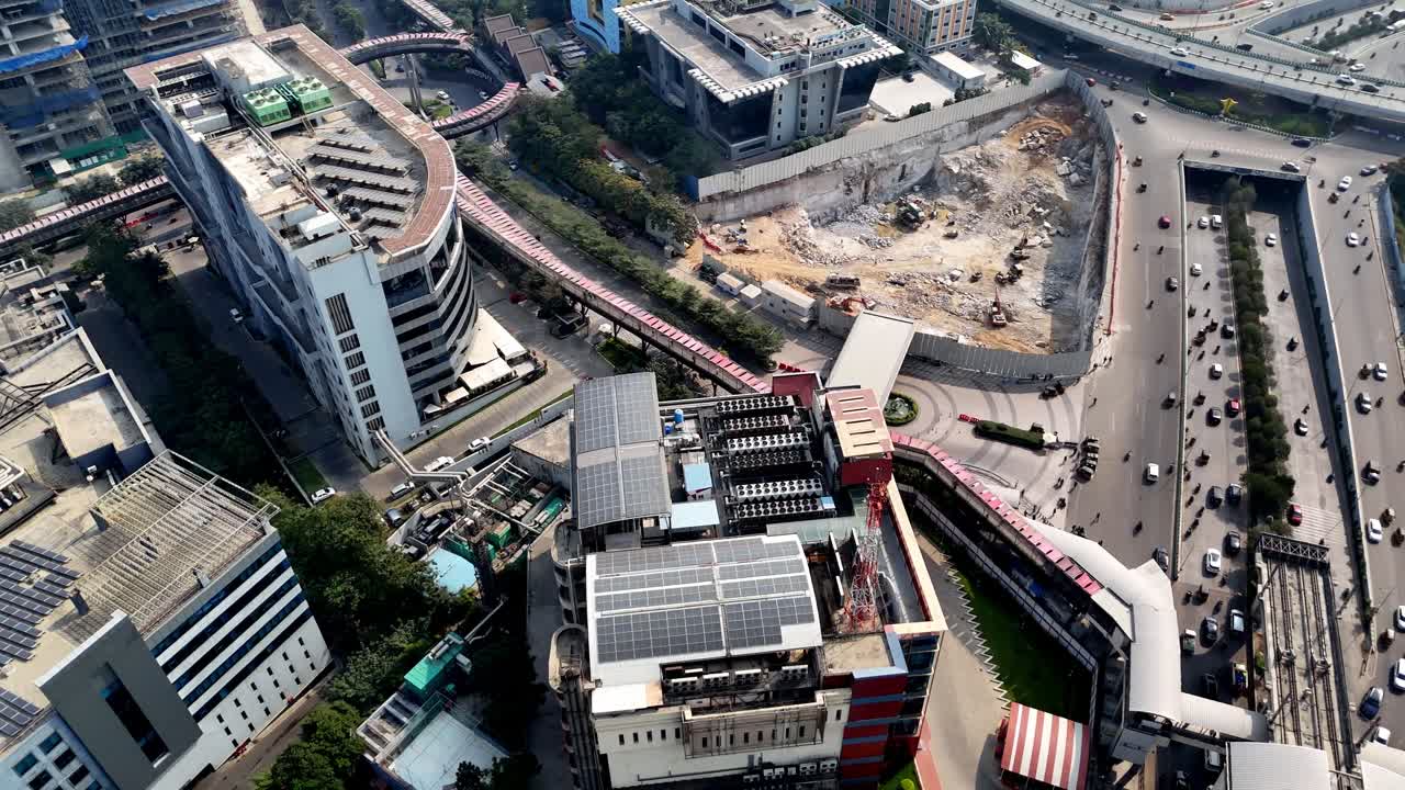 Trilhos acima do polo tecnológico—corredores de metrô contornam escritórios com energia solar e zonas de construção, impulsionando a paisagem urbana em rápida evolução de Hyderabad