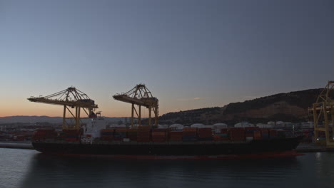 Timelapse-De-Grúas-Cargando-Buques-De-Carga-Con-Contenedores-En-El-Puerto-Industrial-De-España