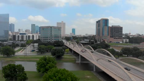 Eine-Sich-Langsam-Bewegende-Drohnenaufnahme-Aus-Der-Luft,-Die-Fort-Worth,-Die-Skyline-Von-Texas-Und-Die-7th-Street-Bridge-Zeigt