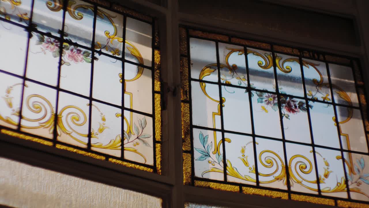 vidrieras de colores con hermosas flores