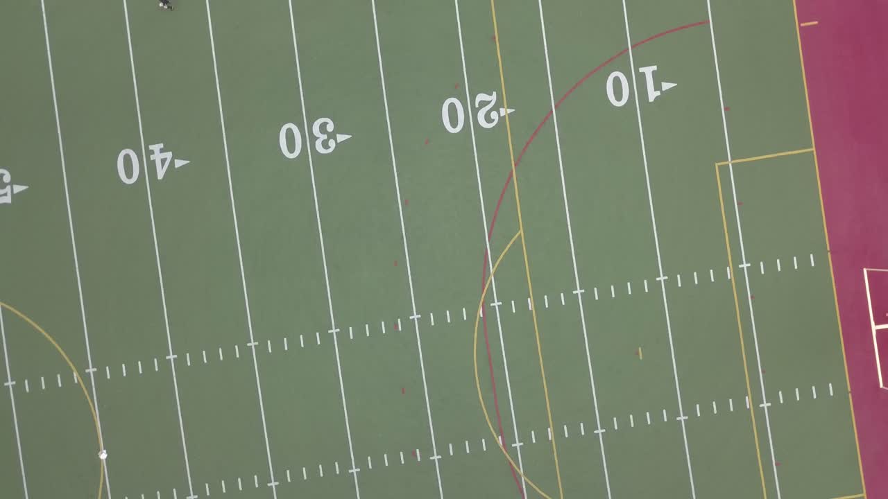 축구장에 내려오는 드론 샷