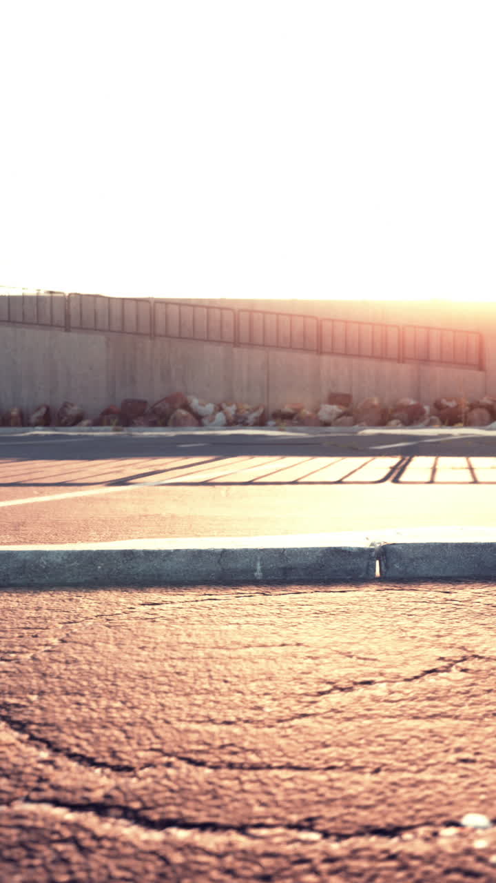 estacionamiento vacío al atardecer