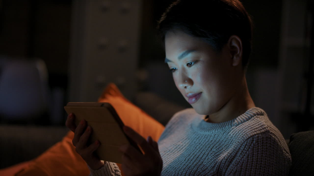 밤에 태블릿을 사용하는 여성