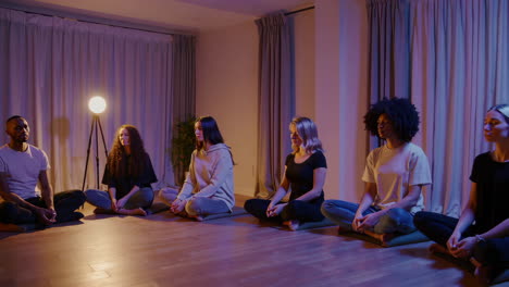 sesión de meditación en grupo