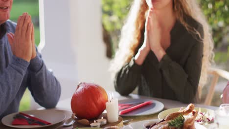 Video-De-Una-Feliz-Hija-Caucásica-Y-Un-Padre-Mayor-Dando-Las-Gracias-En-La-Mesa-Antes-De-La-Comida-Familiar