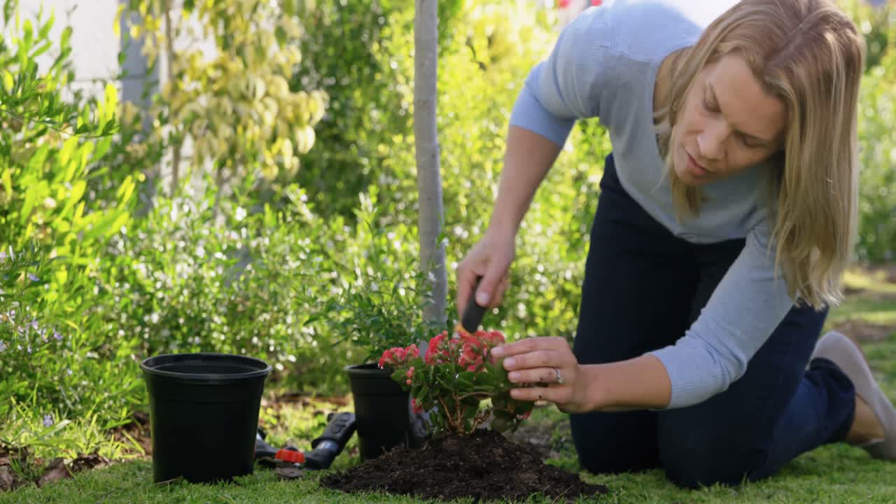 ⁇ 은 날 에 정원 에 심는 여자 4k